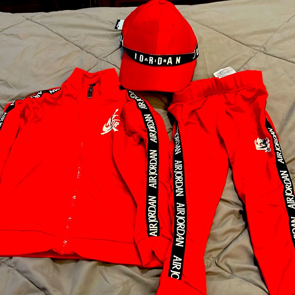 🖤🏀Red and Black Air Jordan tracksuit with Ball Cap 🏀🖤 size 4T